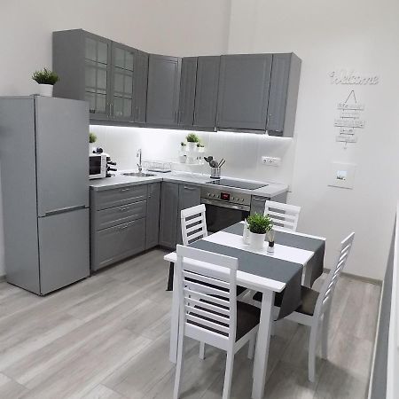 A10 Alkotmany B Apartment Budapest Extérieur photo