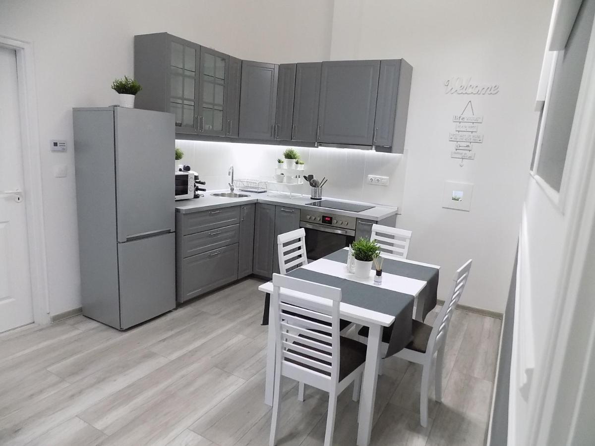 A10 Alkotmany B Apartment Budapest Extérieur photo